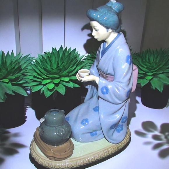 Retired Lladró August Moon or Geisha Japanese Girl Serving Tea #5122 - Picture 12 of 16